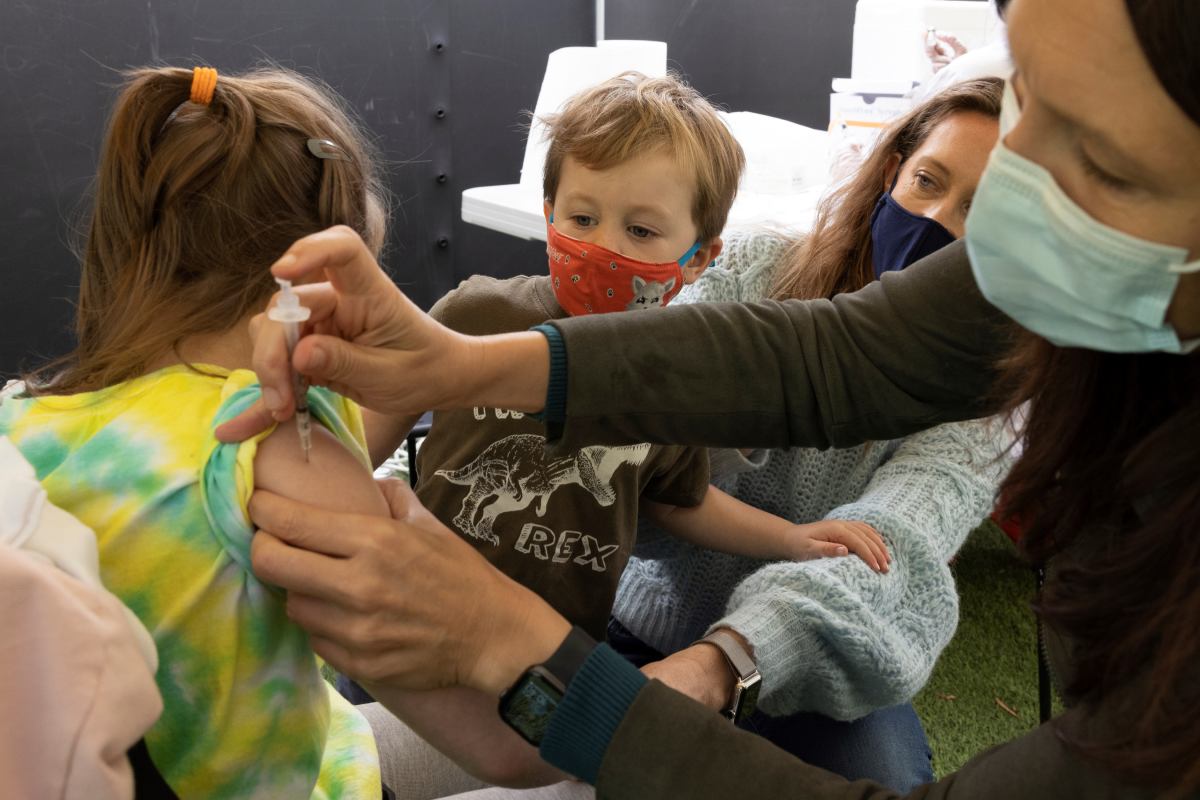 Vacunación contra la covid-19 con Pfizer-BioNTech en niños de 5 a 11 años en Estados Unidos. (FOTO: EFE/Peter Dasilva).